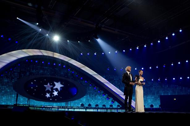 2011. Vi springer til et noget mere nutidigt format. Her ses værterne ved Dansk Melodi Grand Prix 2011, Felix Smith og Lise Rønne. 