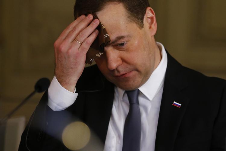 Sikkerhed. Den russiske ministerpræsident Dimitrij Medvedev tørrer panden under et møde ved sikkerhedskonferencen i Munchen, hvor stemningen er præget af konflikt og mistillid mellem Rusland og Vesten. 