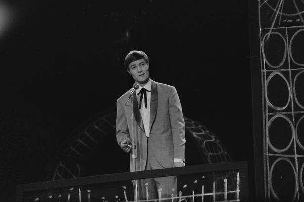 1962. Baard Owe, skuespiller og far til David Owe, synger her sangen 'Er det virk'lig sandt'. Nummeret 'Vuggevise' med Ellen Winther vandt i øvrigt. 