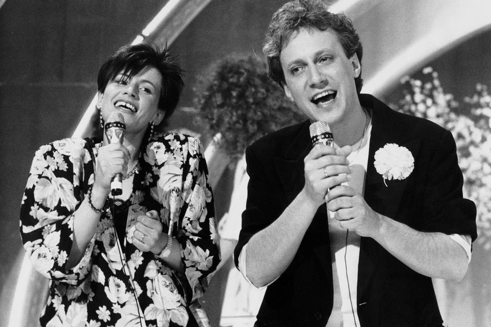 1985. Kirsten Siggaard og Søren Bundgaard vinder med 'Sku' du spø'r fra no'en?". Skøn sang. 
