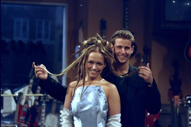 1999. Ja, det her er rent faktisk sket. Og det må vi aldrig glemme. Trine Jepsen (senere kendt i pigegruppen Eye-Q) vandt i 1999 Dansk Melodi Grand Prix med nummeret 'Denne Gang'. Her ses hun optræde i det legendariske program Musikbutikken med sin medsanger Michael Teschl, der lige holder styr på dread'sne. 