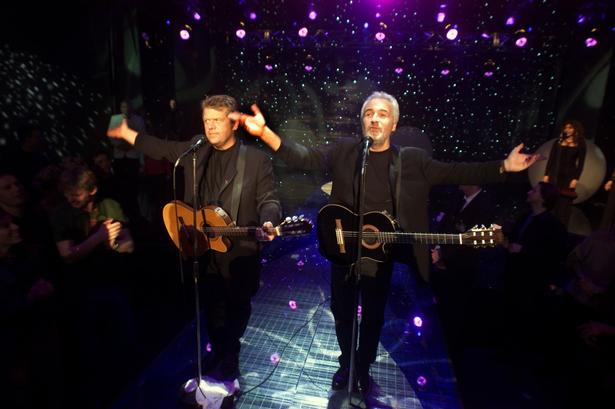 2000. Brødrene Olsen vinder med 'Smuk som et stjerneskud'. En sejr, de igen forsvarer ved Eurovision Song Contest nogle måneder senere, hvor sangen blev omdøbt til 'Fly on the wings of love'. Ak, hvem har ikke nynnet med på den sang (jo, du har). 