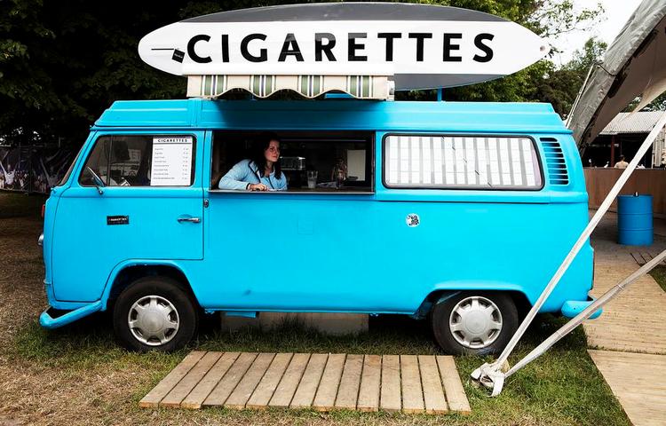 diskretion. Tobaksfirmaer betaler store summer for at få eneret på at sælge cigaretter til publikum på musikfestivalerne, men de må ikke reklamere. Man skulle tæt på papskiltet til venstre på denne rullende cigaretbod på Roskilde Festival 2010 for at se, at den blandt andet solgte King's fra British American Tobacco, som havde eneretten det år. 