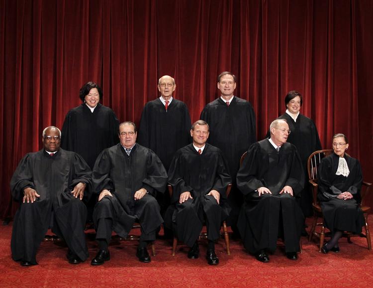 Magtfulde. De ni medlemmer af USA's Højesteret indtil Antonin Scalias død. Scalia sidder på forreste række nummer 2 fra venstre. 