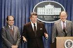 Pressemødet i Det Hvide Hus i 1986, hvor præsident Ronald Reagan præsenteded højesteretsdommer Antonin Scalia (til venstre). Nu er den konservative dommer død i en allder af 79 år. 