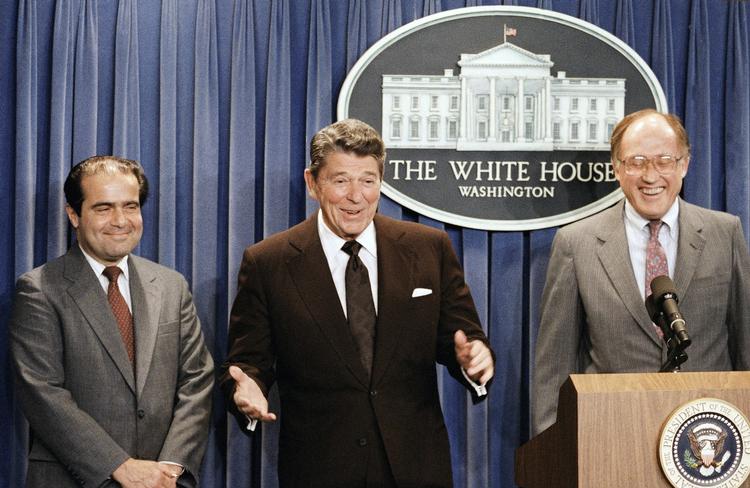 Pressemødet i Det Hvide Hus i 1986, hvor præsident Ronald Reagan præsenteded højesteretsdommer Antonin Scalia (til venstre). Nu er den konservative dommer død i en allder af 79 år. 