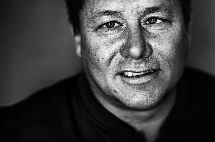 Boldfan. Jesper 'Kasi' Nielsen drømte om at skabe verdens bedste håndboldhold, men blev ramt af finanskrisen. Nu vil han ind i håndbold igen. 