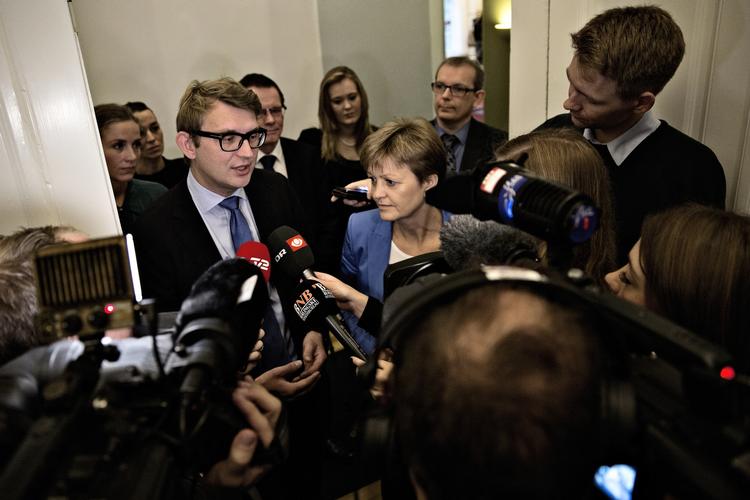 Udledning. Forskere kritiserer miljø- og fødevareministeren Eva Kjer Hansen (midten) for at  vildlede Folketinget. 