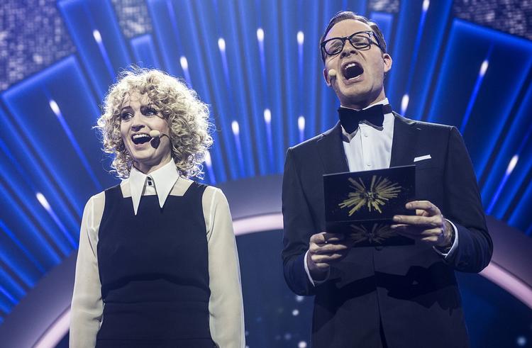 Sangkonkurrence. Værter på Dansk Melodi Grand prix Annette Heick og  Jacob Riising. 