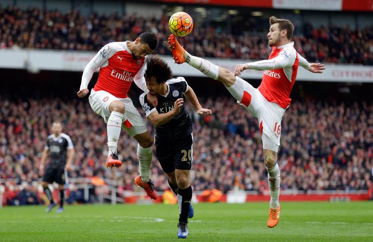 Sandwich. Leicesters Shinji Okazaki kommer i klemme mellem to Arsenal-spillere. 