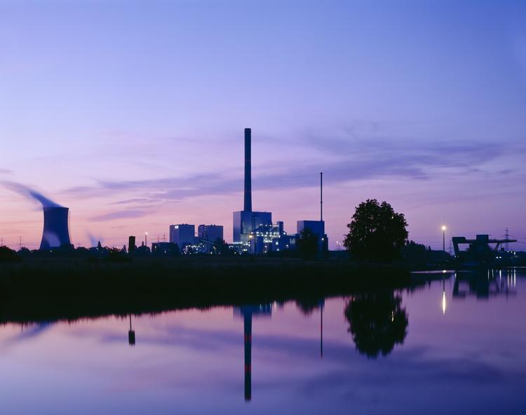 GODNAT. Tysk atomkraft lukker ned i 2022. Men derefter er der et affaldsproblem, der skal løses. Tyskerne ved endnu ikke, hvad de skal gøre ved det. Uanset hvad er atomaffaldet første endeligt deponeret om 80 til 100 år. Og det stråler radioaktivt i 100.000 år. Her ses et atomkraftværk i Nordrhein-Westfalen. 