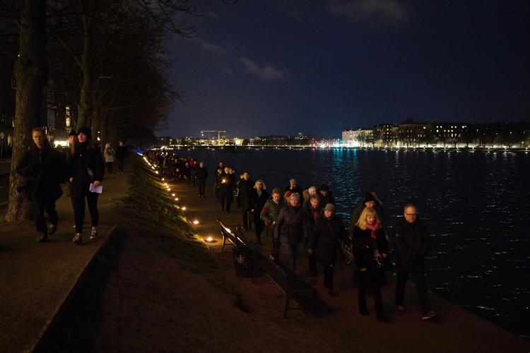 MINDE. De mange frremmødte gik sammen mod synagogen i det indre København. 