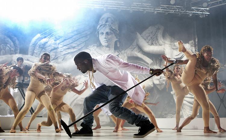 Vild. Kanye West er rundt på gulvet på sin plade, hvor han vist forsøger at gøre sig uvenner med Taylor Swift, men alligevel ender med en perle. 