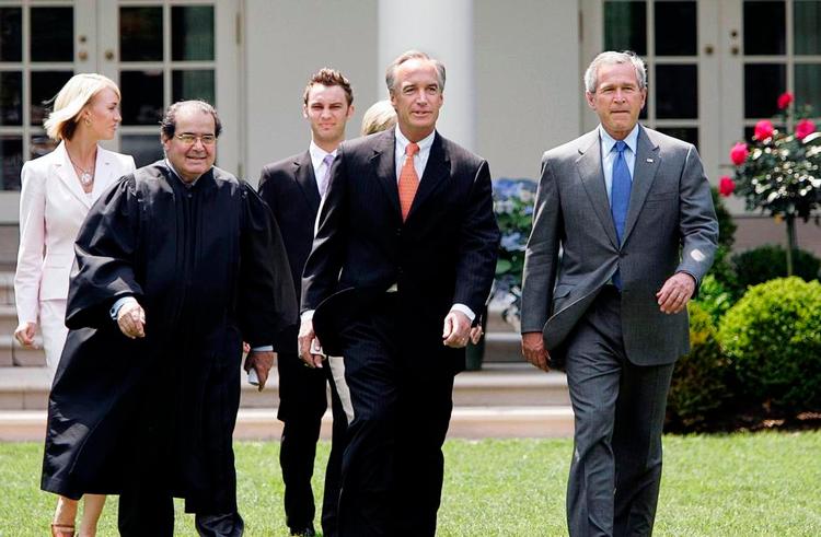 Magtfuld. Antonin Scalia (tv) var en vigtig politisk brik for både George Bush (th) og Ronald reagan. 