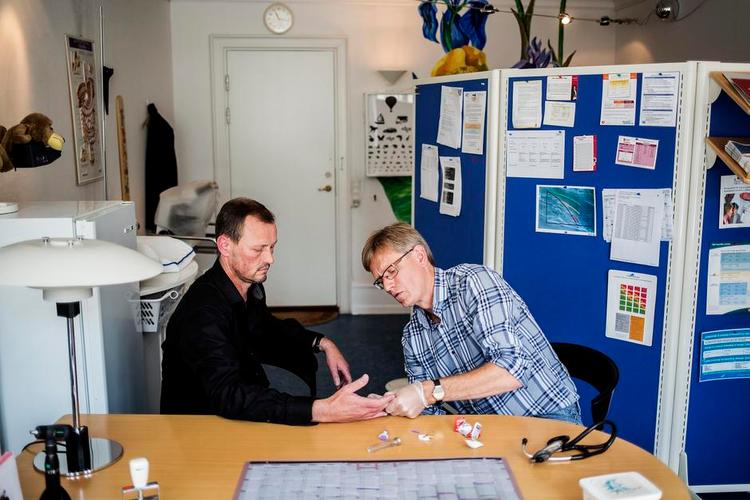 TJEK. Mænd går for sjældent til lægen. Problemet kunne løses ved at uddanne lægerne til at tale med mændene og så indkalde de mænd, der i lang tid ikke har besøgt lægen. 