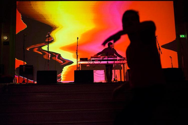 Forventninger. Der var lagt op til en aften i trance, da DJ Rupture og Maalem Omar Hayat ville forene den elektroniske musik med afrikans gnawa-musik i Nikolaj Kunsthal. Men der blev spændt ben for magien. 