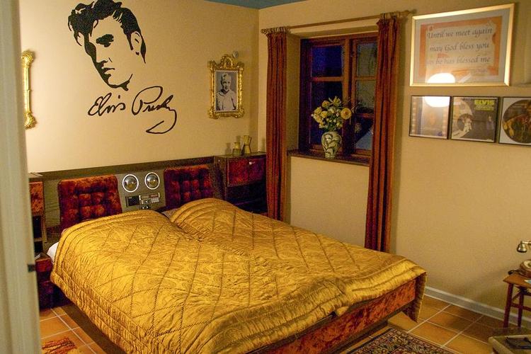 Fortidigt. Where Yesterday is Today, er mottoet hos Retroworld i Hadsten. Stedet, der bl.a. bliver brugt til møder og fester, bugner af bohave fra 60’erne og 70'erne. Et af værelserne er en hyldest til Elvis. Pr-foto 