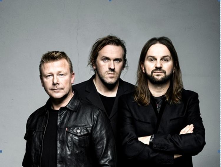 GEN-GENFORENING. Da Dizzy Mizz Lizzy i 2009 overraskede fans med at annoncere seks koncerter. Men det var ikke tilstrækkeligt. I slutningen af 2010 havde rocktrioen spillet mere end 50 koncerter i Danmark og Japan. 