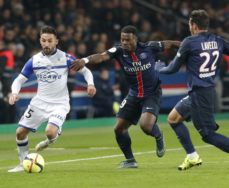 homofobi. PSG's Serge Aurier (midt) har dummet sig gevaldigt under en live-chat - og det er tvivlsomt om den franske storklub kan bruge spilleren igen. 