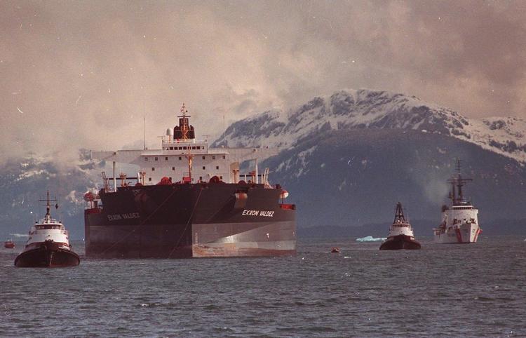 FORURENINGSKATASTROFE. 'Exxon Valdez' fotograferet, da hun bugseres ud af Prince William Sound i Alaska efter en af verdens største olieforureningskatastrofer. 