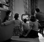 TV. Fjernsynet har længe været familiens samlingspunkt og er det stadig til trods for de mange nye streamingtjenester. 