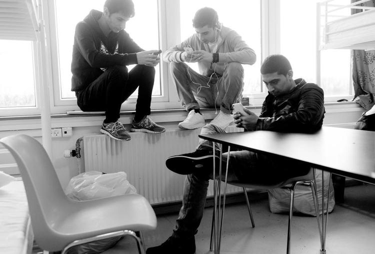 Kontakt. Mange af de unge flygtningedrenge på det nyåbnede asylcenter i Søllested på Lolland tog straks mobilen frem efter ankomsten for at komme i kontakt med venner og familie. Ud over opkald foregik kommunikationen over Skype og WhatsApp. Foto: Peter Hove Olesen 