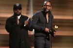 Los Angeles-rapperen Kendrick Lamar viste natten til tirsdag, hvorfor det var ham, der var nomineret til flest Grammy-priser. Hen endte med hele fem statuetter. 