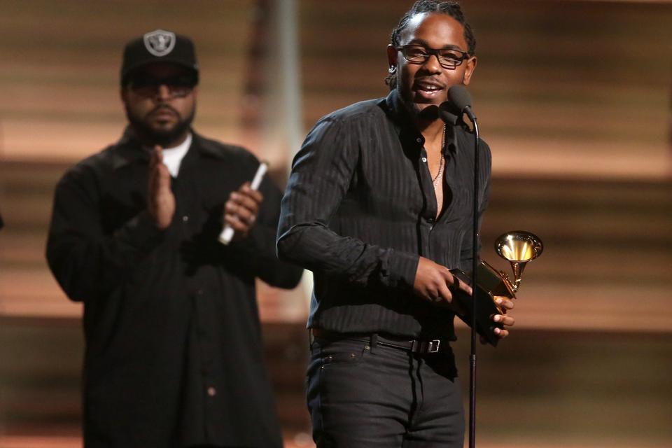 Los Angeles-rapperen Kendrick Lamar viste natten til tirsdag, hvorfor det var ham, der var nomineret til flest Grammy-priser. Hen endte med hele fem statuetter. 