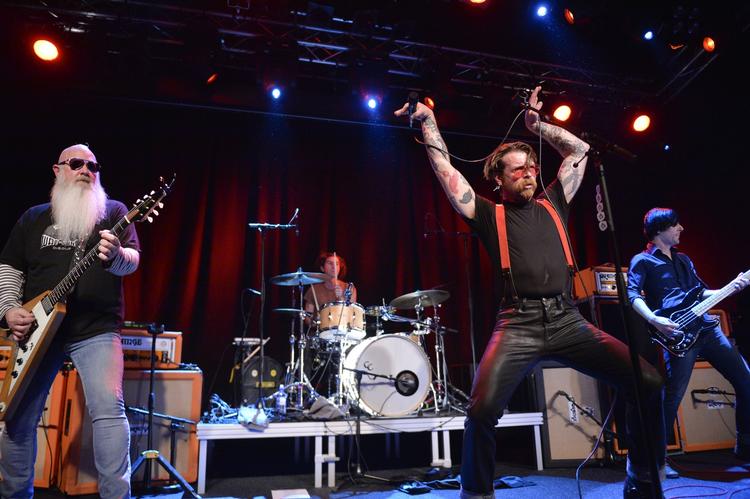 Venner. Eagles of Death Metal genoptog lørdag i Stockholm den turné, som blev sat på pause, da terrorister angreb bandets koncert 13. november 2015 på spillestedet Bataclan i Paris. 