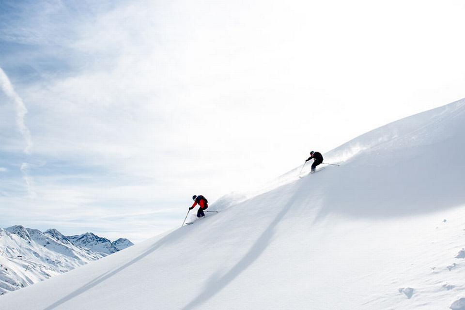 Offpiste. Josefine Lützau og Malene Madsen, Danmarks to bedste kvindelige freeride-skiløbere, nyder de fantastiske sneforhold i østrigske St. Anton am Arlberg. 