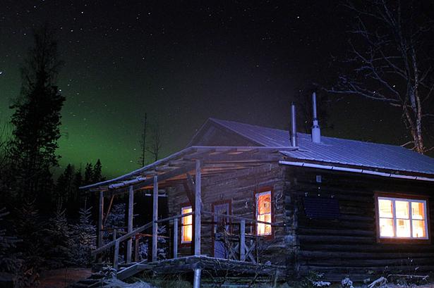 Mageløst. Det flotteste nordlys lige over Liaberget, Sverige, bag vores hytte. Det varede cirka en halv time og var helt fantastisk. Billedet er taget med lang lukketid (30 sekunder) og hytten er belyst med en pandelampe. 