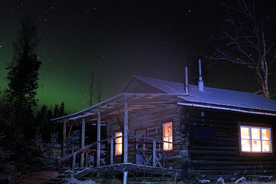 Mageløst. Det flotteste nordlys lige over Liaberget, Sverige, bag vores hytte. Det varede cirka en halv time og var helt fantastisk. Billedet er taget med lang lukketid (30 sekunder) og hytten er belyst med en pandelampe. 