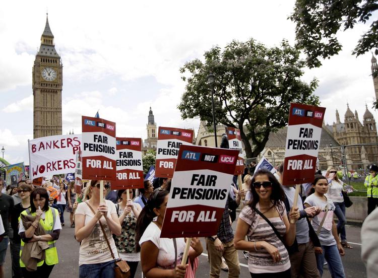 Pensionsalder. Også Storbritannien har sat pensionsalderen op siden 2012. Hvor Danmark har hævet den med lidt over 6 år, halter briterne dog lidt efter med en stigning på lidt under 3 år. Arkivfoto: Matt Dunham/AP 