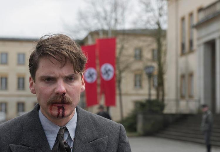 International. Selv tyske Daniel Brühl taler engelsk i 'Alene i Berlin' - til tyskernes store irritation. Still fra filmen 