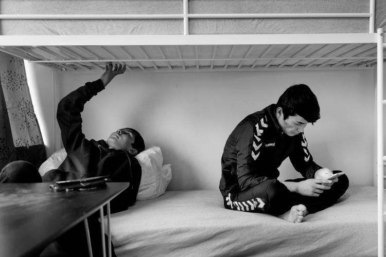 Kontakt. De uledsagede flygtningebøn bruger mobiltelefonerne til at holde kontakt med familie og venner i hjemlandet og på flugt. 