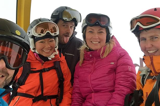 Gruppebillede. Der er tusindvis af danskere på skiferie i Østrig. Her Serfaus. 