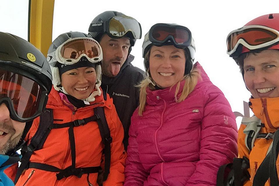 Gruppebillede. Der er tusindvis af danskere på skiferie i Østrig. Her Serfaus. 