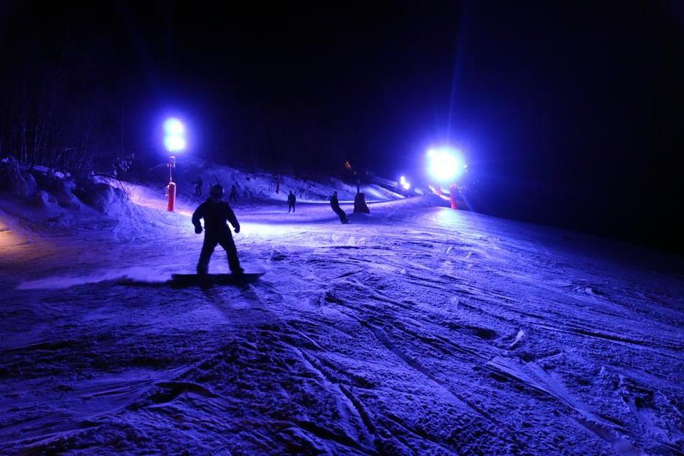 SÆRT. Der er stille og der er smukt, når det blå skær rammer pisten i Åre i Sverige hver mandag og fredag. 