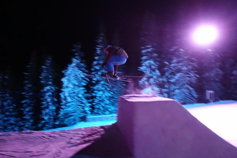 LUFTTUR. Parkens første kicker giver god luft under skiene. Landingen er en quarterpipe, langs med hoppet. 