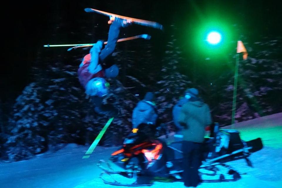 OPSYN. Tre herrer på snescooter ser til, at det ikke bliver for lystigt, mens skiene flyver om ørerne på dem. 