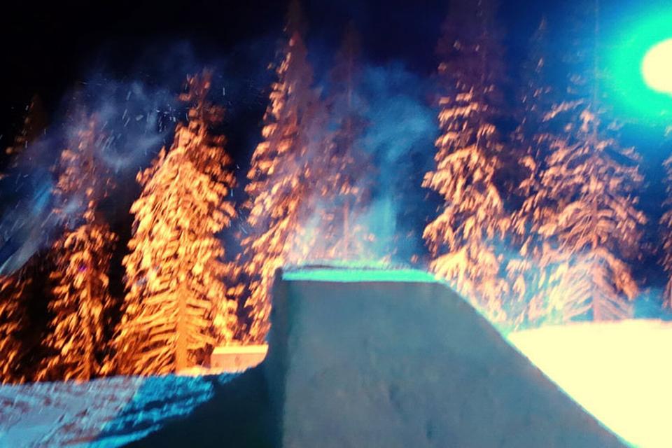 SNOWBOARDPIGER. Mens drengene mens dyrker freestyle på twintipski, er der langt flere piger på board. 