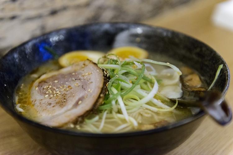 Trendy. Her ses Ramen Papas bud på den trendy ramen - deres er stegt på svineben i 12 timer. 
