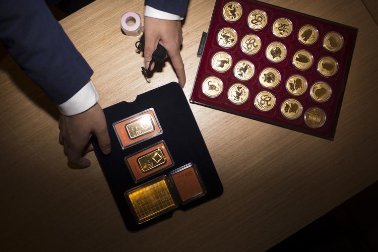 Guldjagt. Faldende aktiekurser får flere og flere danskere til at investere i guld. 