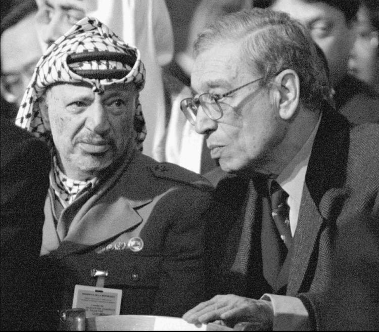 Dødsfald. Tidligere FN generalsekretær  Boutros Boutros-Ghali (til højre) er død. Her ses den egyptiske diplomat og politikere med den palæstinensiske leder Yasser Arafat i 1996. 