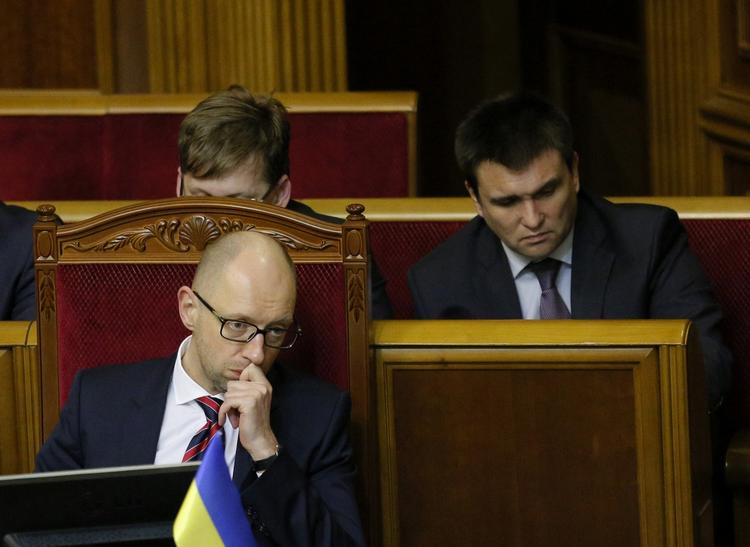 Regeringskrise. Her til aften overlevede den ukrainske ministerpræsident Arsenij Jatsenjuk en mistillidsafstemning i parlamentet. 