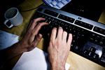 Sladrehank. Vi kan alle komme til at fortryde noget, som vi har skrevet på de sociale medier. Dog registrerer og gemmer en ny hjemmeside nu de tweets og facebook-opdateringer, som danske politikere har slettet igen. 