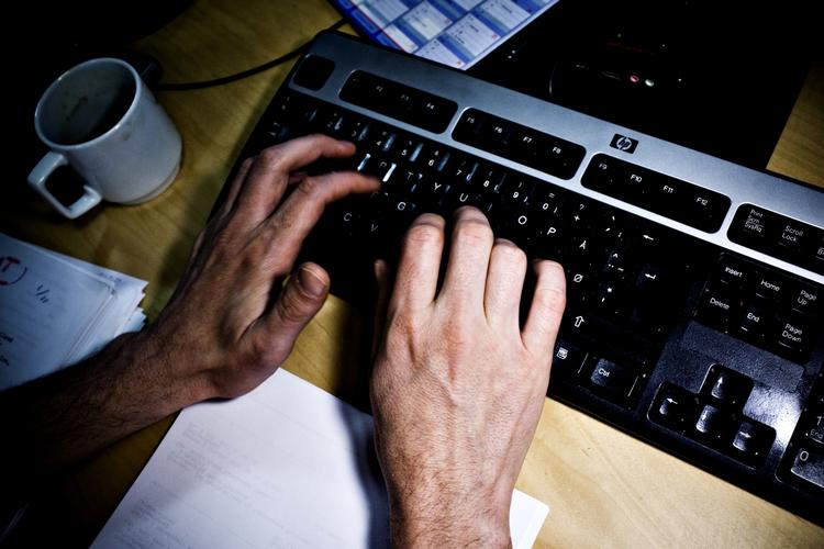 Sladrehank. Vi kan alle komme til at fortryde noget, som vi har skrevet på de sociale medier. Dog registrerer og gemmer en ny hjemmeside nu de tweets og facebook-opdateringer, som danske politikere har slettet igen. 