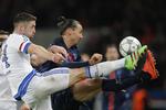 2-1. Paris Saint-Germain og Zlatan Ibrahimovic (th) var mest i teten i en underholdende kampe mod Chelsea i Paris. 