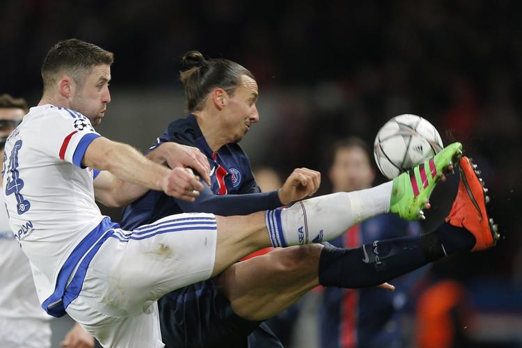 2-1. Paris Saint-Germain og Zlatan Ibrahimovic (th) var mest i teten i en underholdende kampe mod Chelsea i Paris. 