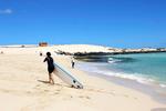 Strandparadis. »Fuerteventura har først og fremmest de flotteste strande på De Kanariske Øer. Det er meget, meget lange uspolerede sanddyner, som man kan vælte sig rundt i. Det er der ikke nogen af de andre kanariske øer, der har«, siger Nikolaj Johnsen, der er pressechef hos Star Tour, som sidste år åbnede en rute direkte til øen. 